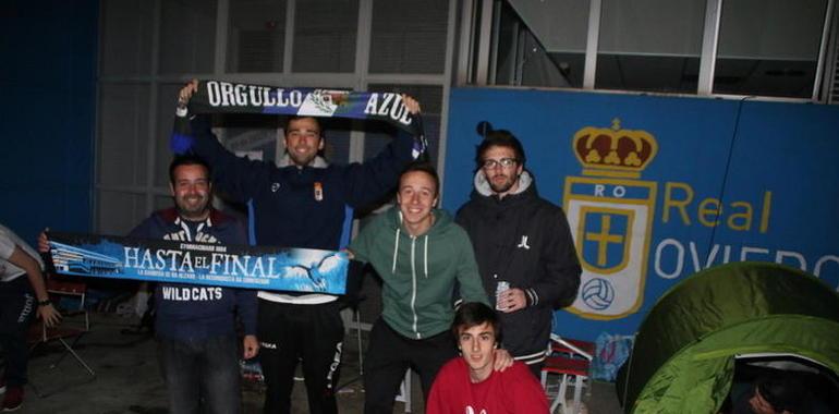 Locos por verte ganar! hacen cola ante la taquilla del Real Oviedo