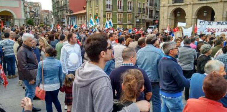 Medio millar de manifestantes apoyan #SOSTelares en las calles de Avilés