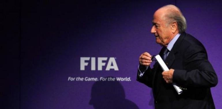 Emblemas del fútbol mundial y la prensa piden la cabeza de Blatter  