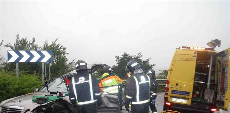 Herido grave en la colisión entre un camión y su turismo en Llanera