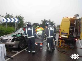 Herido grave en la colisión entre un camión y su turismo en Llanera