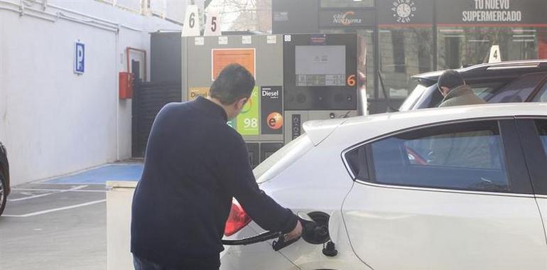 Cuatro coches fúguense cada hora sin pagar de les gasolineres