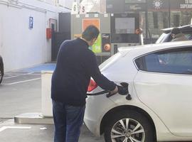 Cuatro coches fúguense cada hora sin pagar de les gasolineres