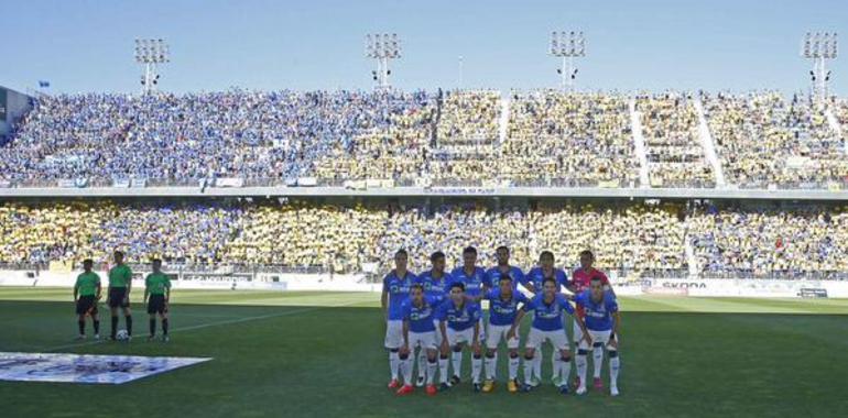 El Real Oviedo, arropado por la afición desplazada al Nou Estadi 