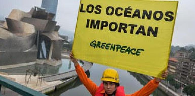 Greenpeace despliega una pancarta en el puente La Salve de Bilbao para pedir la protección de los océanos