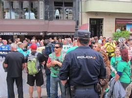 Los diputados de Podemos llegan a la Junta General dentro de la manifestación de Trabajadores en lucha