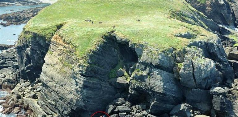 Trasladan al HUCA, con pronostico muy grave, al mariscador rescatado ayer en Gozón