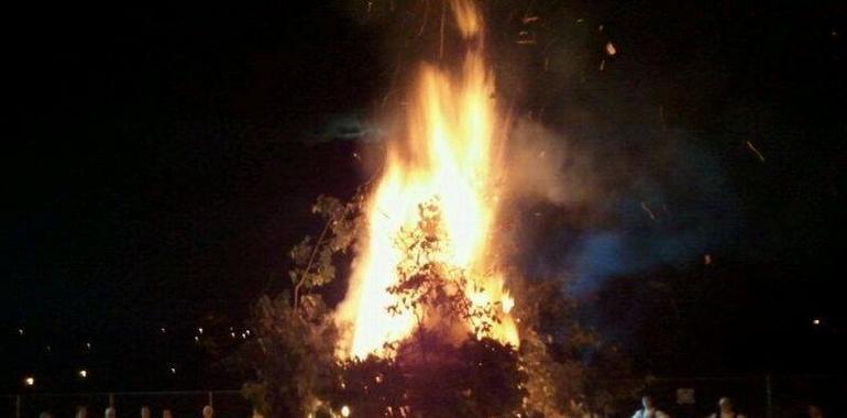 Oviedo enciende su hoguera de San Juan en la plaza de la Catedral