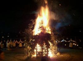 Oviedo enciende su hoguera de San Juan en la plaza de la Catedral