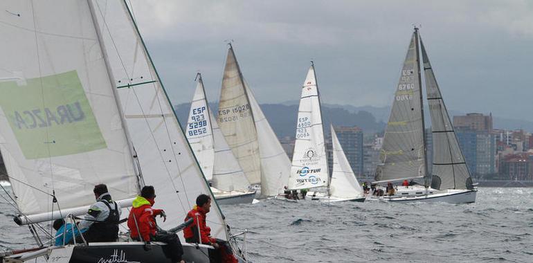 El sábado se disputa la XVII regata Universidad de Oviedo en la bahía de San Lorenzo