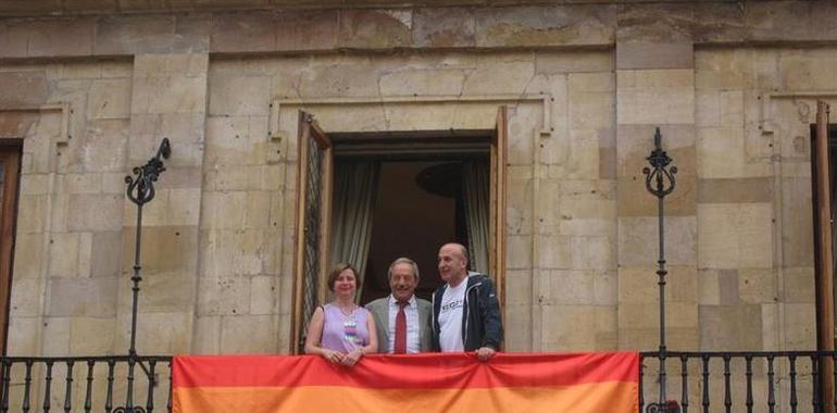 La bandera arcoíris luce en los principales ayuntamientos asturianos el Día del Orgullo