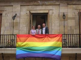 La bandera arcoíris luce en los principales ayuntamientos asturianos el Día del Orgullo