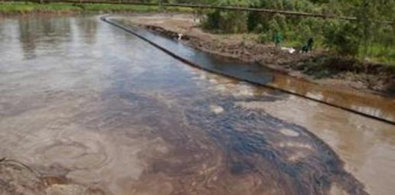 Gigantesca mancha de petróleo contamina ríos de Colombia y Ecuador