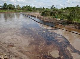 Gigantesca mancha de petróleo contamina ríos de Colombia y Ecuador