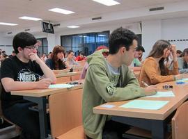 Casi un millar de alumnos picarán hoy en la puerta de Uniovi