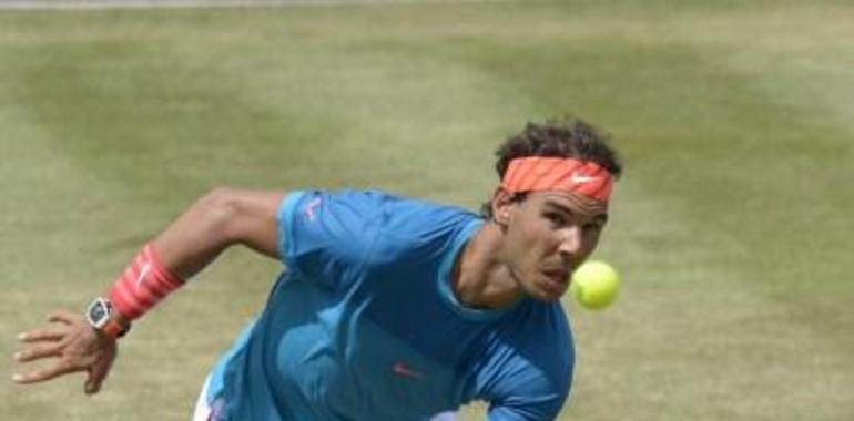 Nadal gana posiciones en un Wimbledon inusualmente caluroso  