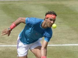 Nadal gana posiciones en un Wimbledon inusualmente caluroso  