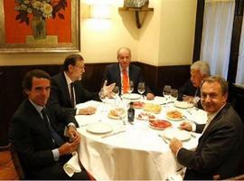 Rajoy y los trés expresidentes cenen col rei Juan Carlos