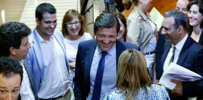 Javier Fernández llega a la reelección frente a Mercedes Fernández