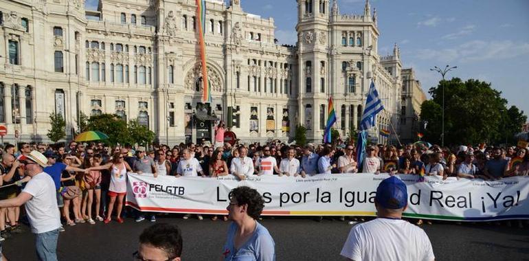 Carmena promete proteger los valores del “Orgullo” en la multitudinaria cita madrileña