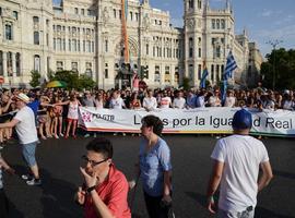 Carmena promete proteger los valores del “Orgullo” en la multitudinaria cita madrileña