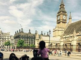 Indignación en Reinu Uníu poles imaxes dun home pasiando xunto al Big Ben cola bandera dEI