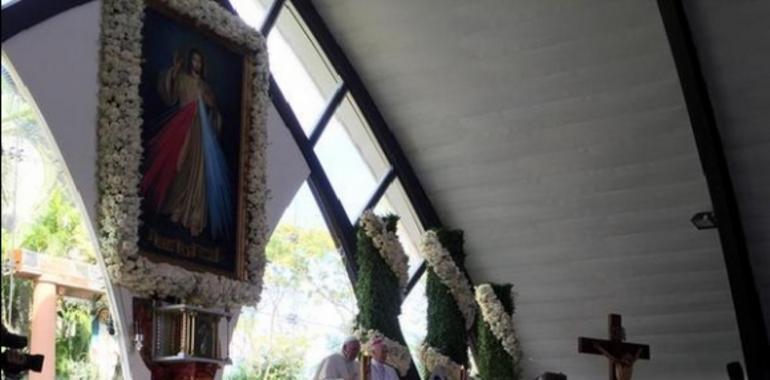 "Por favor recen por mí ", pide Francisco desde el altar del Santuario de la Divina Misericordia  