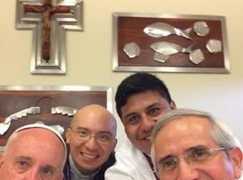 El Papa, atrapado por las selfies