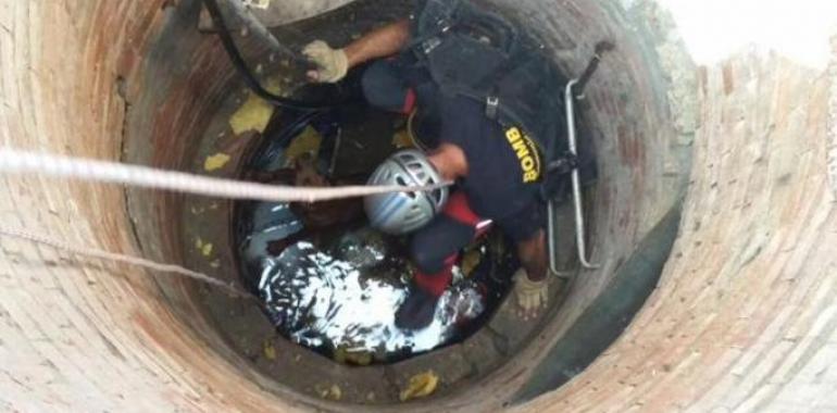 Efectivos del GERA rescatan a un perro que cayó a un pozo de 10 metros