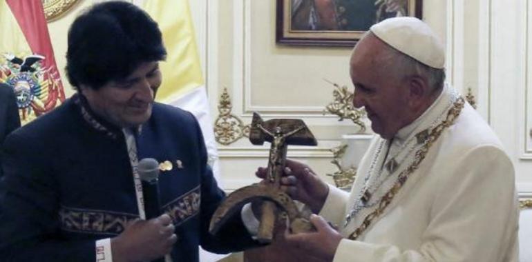 Evo obsequia al papa Francisco un cristo crucificado sobre hoz y martillo