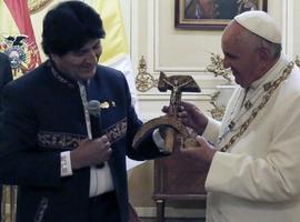 Evo obsequia al papa Francisco un cristo crucificado sobre hoz y martillo