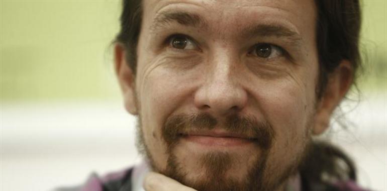 En La Brújula de Onda Cero acusan a Pablo Iglesias de caradura y cobarde por retrasar un vuelo