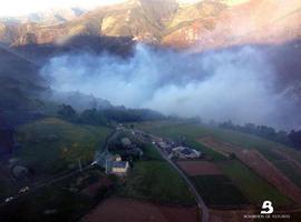 Continúa la estabilización del incendio forestal en Combo, Cangas del Narcea