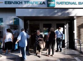 Grecia deja de ser morosa, reabre sus bancos y sube el IVA  