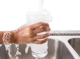 Los asturianos combaten el calor con agua y cerveza