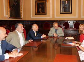 Reunión municipal con los miembros del Rotary Club de Oviedo