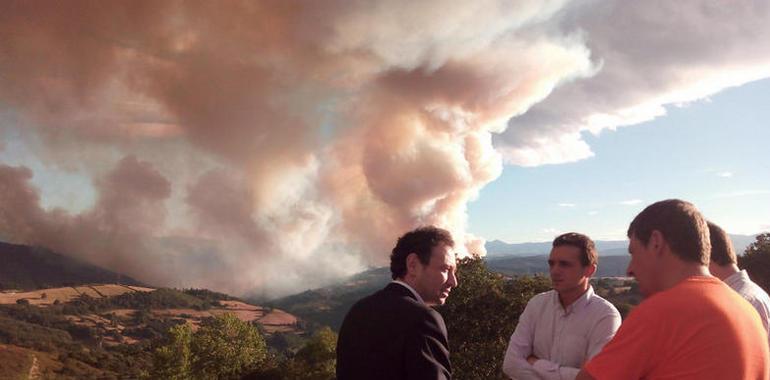 El avance de los incendios en el occidente obliga a desalojar a los vecinos de Castañera