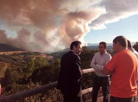 El avance de los incendios en el occidente obliga a desalojar a los vecinos de Castañera