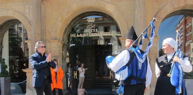 Cumpleaños feliz a la gaita para Muti a su llegada a Oviedo para dirigir Falstaff