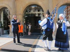 Cumpleaños feliz a la gaita para Muti a su llegada a Oviedo para dirigir Falstaff