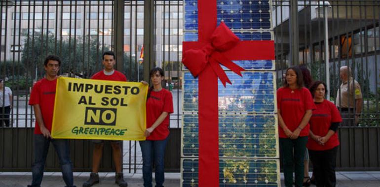 Greeenpeace intenta regalar una placa solar al ministro Soria