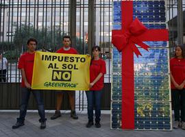 Greeenpeace intenta regalar una placa solar al ministro Soria