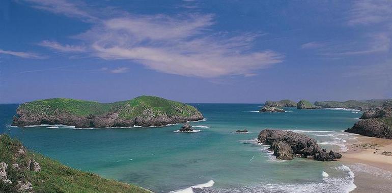 Llanes empieza a sancionar a dueños de perros por acceder a las playas