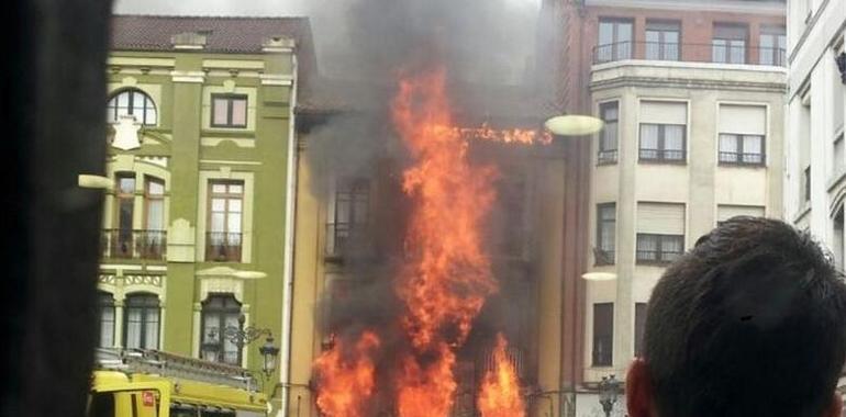 Colosal incendio en un céntrico edificio de Ribadesella amenaza los colindantes