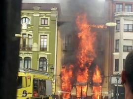 Colosal incendio en un céntrico edificio de Ribadesella amenaza los colindantes