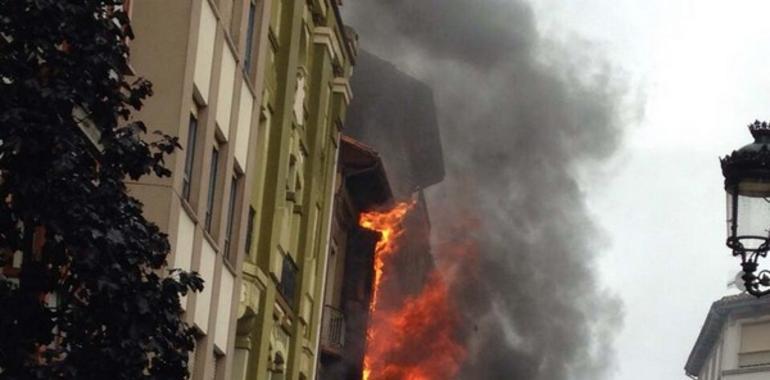 El incendio en un edificio riosellano obligó a desalojar decenas de vecinos