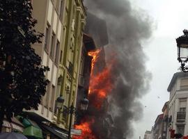 El incendio en un edificio riosellano obligó a desalojar decenas de vecinos