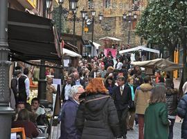 Mercáu artesanu dominical en el cai sidreru de La Gascona