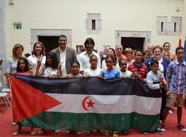 Las banderas del Sahara libre y la solidaridad ondean en Llanes