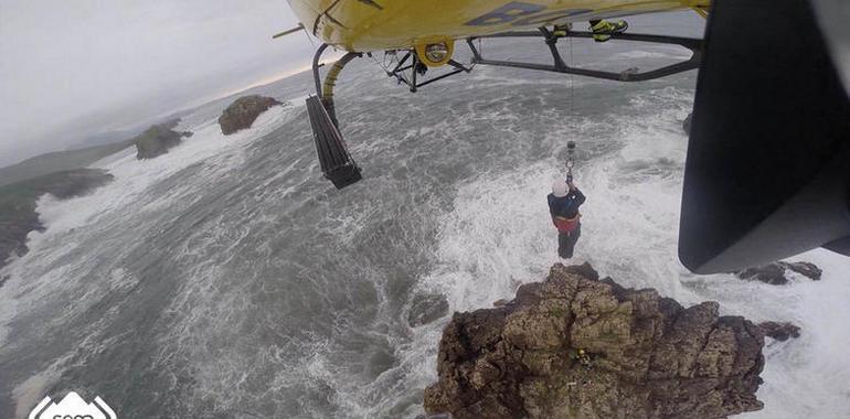 Rescatados ilesos dos hombres atrapados por la mar en un peñasco en Llanes